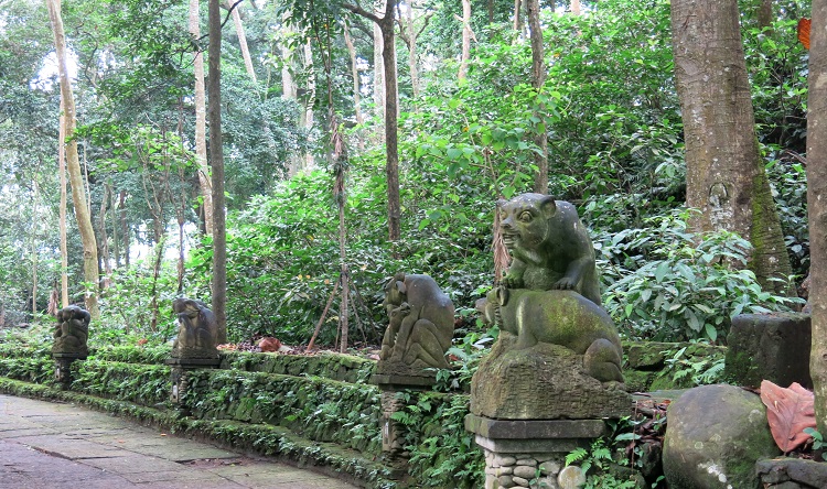 foresta delle scimmie a ubud, bali